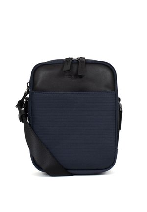 Compatta borsa a tracolla blu navy con pannello superiore in pelle nera, doppia chiusura con cerniera e tracolla regolabile in tessuto nero.