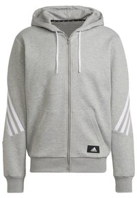 Felpa con zip grigia con finitura testurizzata, cordini bianchi, due tasche frontali e tre strisce bianche su ogni manica. Toppa logo nera.