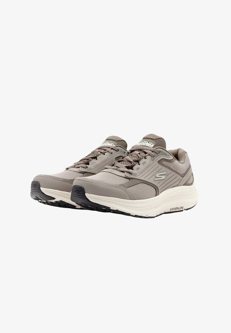 Sneaker da atletica grigio chiaro in materiali mesh e sintetici. Presentano una suola imbottita, accenti testurizzati e suola in gomma nera.