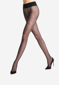 Collant neri a fantasia con un design floreale, texture traslucida e una cintura ampia, abbinati a scarpe con tacco alto.