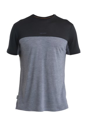 Grå och svart kortärmad t-shirt med ett horisontellt färgblockeringsdesign, rund halsringning och en subtil logotyp på övre framsidan.