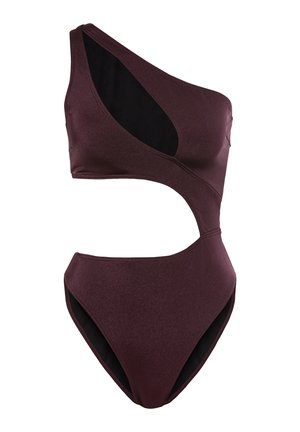 Asymmetrisch badpak in donkerbordeaux met uitsnijdingen, een gladde textuur en contrasterende zwarte voering.