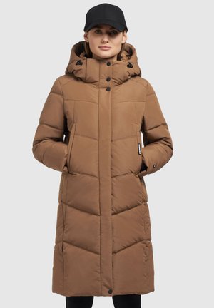 Manteau long en tissu rembourré marron avec un col montant et une capuche ajustable. Présente des boutons noirs et des poches latérales. Le tissu a une texture lisse.