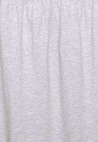 Ljust grått tyg med en slät textur, som har subtila nyansvariationer och lätt rynkning upptill.