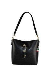 Sac en cuir noir texturé avec une forme incurvée, matériel doré et un charme décoratif représentant le drapeau italien. Bandoulière ajustable.