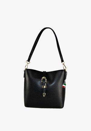 Schwarze handgefertigte Lederhandtasche mit gebogener Form, goldfarbener Hardware und einem dekorativen Anhänger mit der italienischen Flagge. Verstellbarer Schulterriemen.