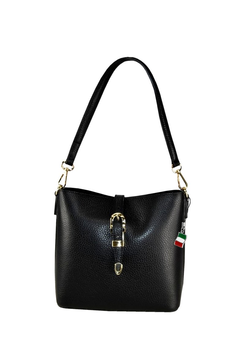 Sac en cuir noir texturé avec une forme incurvée, matériel doré et un charme décoratif représentant le drapeau italien. Bandoulière ajustable.
