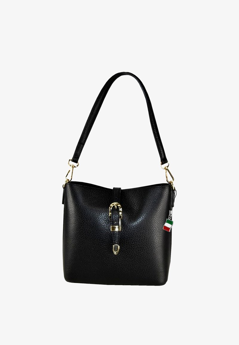 Sac en cuir noir texturé avec une forme incurvée, matériel doré et un charme décoratif représentant le drapeau italien. Bandoulière ajustable.