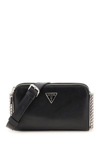 Borsa a tracolla in pelle sintetica nera con una placca logo argento, chiusura con zip, tracolla removibile e dettaglio in catena. Texture liscia.