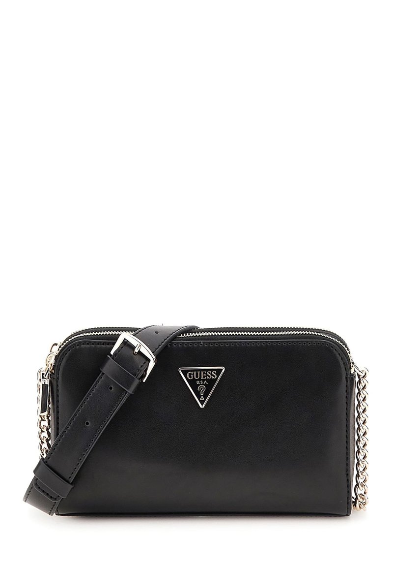 Borsa a tracolla in pelle sintetica nera con una placca logo argento, chiusura con zip, tracolla removibile e dettaglio in catena. Texture liscia.