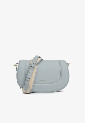 Sac bandoulière bleu clair avec rabat incurvé, finition texturée, sangle ajustable avec détail en tissu beige et petit logo doré de la marque.