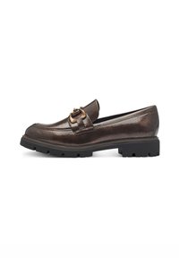 Mocassino in pelle marrone con finitura testurizzata, dotato di un accento in metallo dorato e una robusta suola in gomma nera.