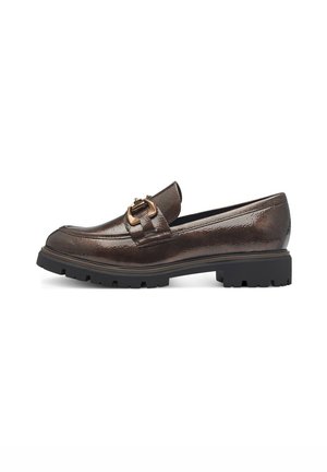 Mocassino in pelle marrone con finitura testurizzata, dotato di un accento in metallo dorato e una robusta suola in gomma nera.