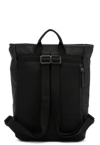 Svart ryggsäck med texturerad yta, som har nätpaneler, dubbla handtag upptill, justerbara remmar och geometriska designaccent.
