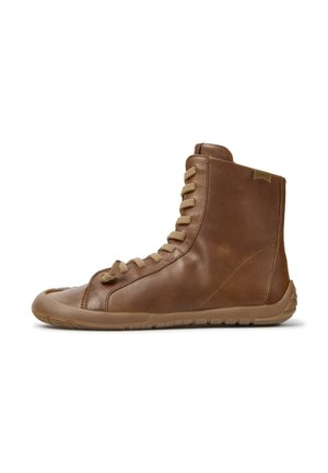Brauner High-Top-Lederschuh mit beigen Schnürsenkeln und flexibler Gummisohle, von der Seite auf weißem Hintergrund betrachtet.