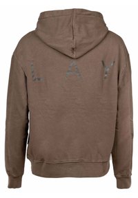 Bruine hoodie met een textuurafwerking, voorzien van een capuchon, lange mouwen en de letters "L A Y" in een donkere tint op de achterkant bedrukt.