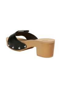 Sandal con tacco a cuneo e suola in legno, cinturino in pelle nera, borchie argentate e fibbia metallica regolabile su sfondo bianco.