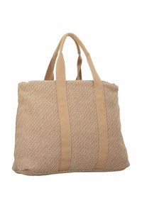 Bolso tote beige con un patrón de espiga, hecho de tela tejida, que cuenta con dos asas de tela planas y un cierre superior con cremallera.