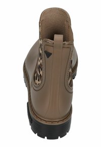 Botte chelsea beige avec des panneaux latéraux à motif léopard, semelle en caoutchouc et tirant à l'arrière. Matériau lisse avec un léger éclat.