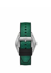 Silberne Uhr mit einem strukturierten, grünen Gummiband mit Webmuster, verstellbarem Verschluss und schwarzen Akzenten.