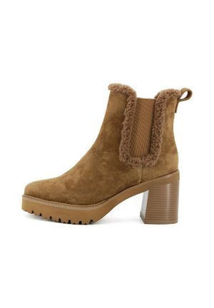 Stivaletto in suede marrone con tacco texturizzato, bordo in pelliccia sintetica, pannelli laterali in elastico a coste e una suola a piattaforma prominente.