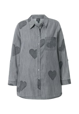 Camicia grigia con bottoni e maniche lunghe, caratterizzata da una leggera texture, motivi a cuore in grigio più scuro e una tasca frontale a sinistra.