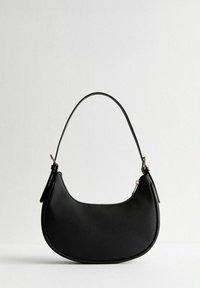 Borsa a spalla nera con forma arrotondata, superficie testurizzata, finitura in pelle liscia, tracolla singola e chiusura con zip dotata di accessori in tonalità oro.