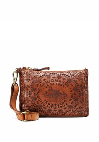 Borsa in pelle marrone con motivi floreali in rilievo e un design di castello. Presenta una tracolla staccabile e una chiusura con zip. Testo: "CAMPOMAGGI 25 02 1961."