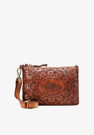 Borsa in pelle marrone con motivi floreali in rilievo e un design di castello. Presenta una tracolla staccabile e una chiusura con zip. Testo: "CAMPOMAGGI 25 02 1961."