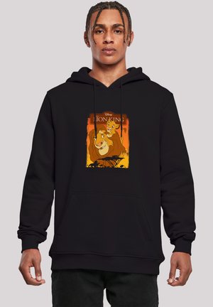 Sort hættetrøje med en frontlomme i kænguru-stil, der har et farverigt "Løvernes Konge" grafisk motiv, der viser en løve og dens unge mod en orange baggrund.