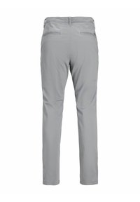 Pantaloni slim-fit grigio chiaro con due tasche a filetto posteriori e passanti per cintura, mostrati da dietro su uno sfondo bianco.