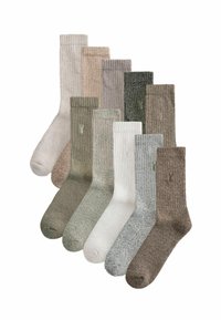 Verschiedenes Set aus neun Paar gerippter Socken in neutralen und Erdtönen; verschiedene Schattierungen von Beige, Grau, Grün und Braun mit dezenten Logodetails.