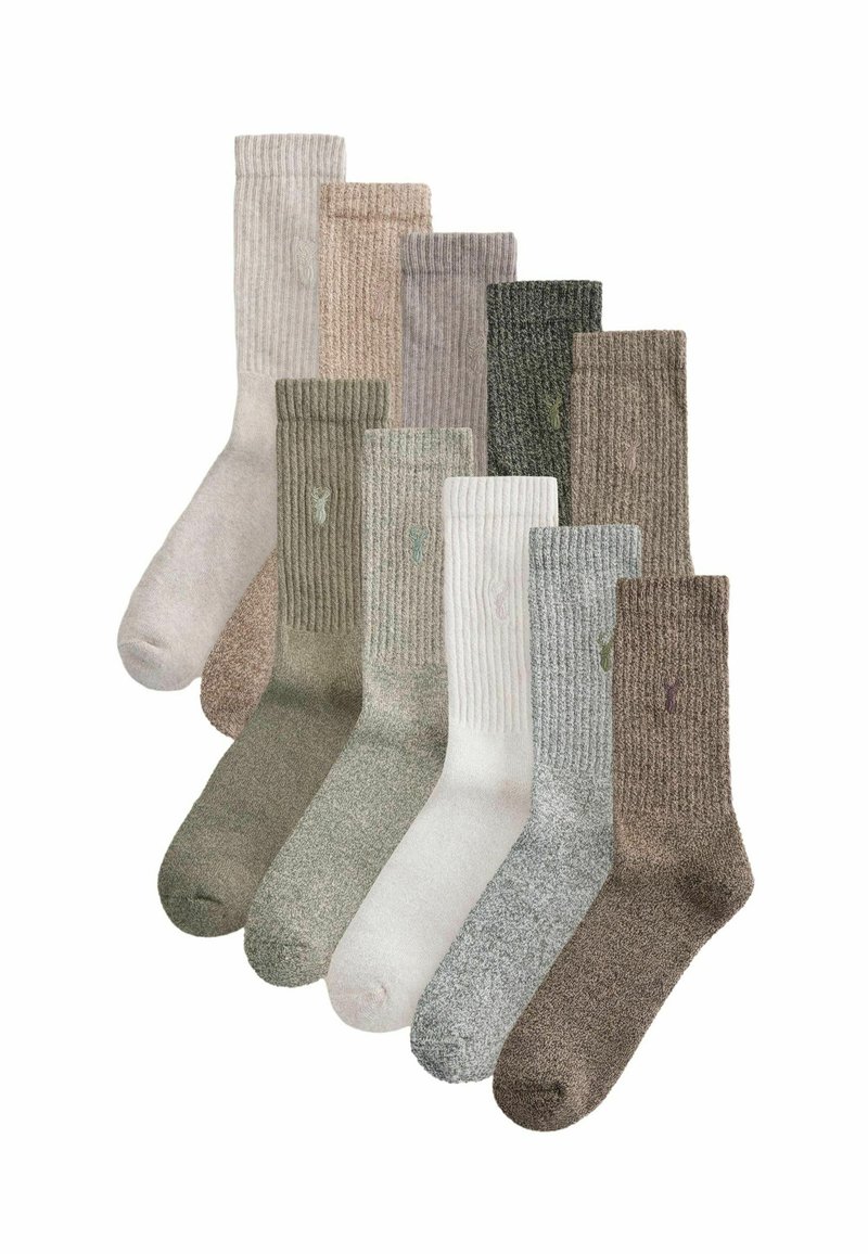 Verschiedenes Set aus neun Paar gerippter Socken in neutralen und Erdtönen; verschiedene Schattierungen von Beige, Grau, Grün und Braun mit dezenten Logodetails.