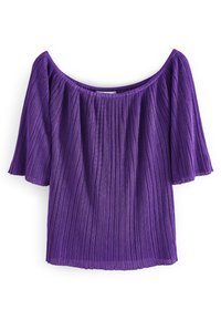 Top viola scollato sulla spalla con tessuto texturizzato e plissè e maniche corte ampie. Collo arrotondato e orlo dritto.