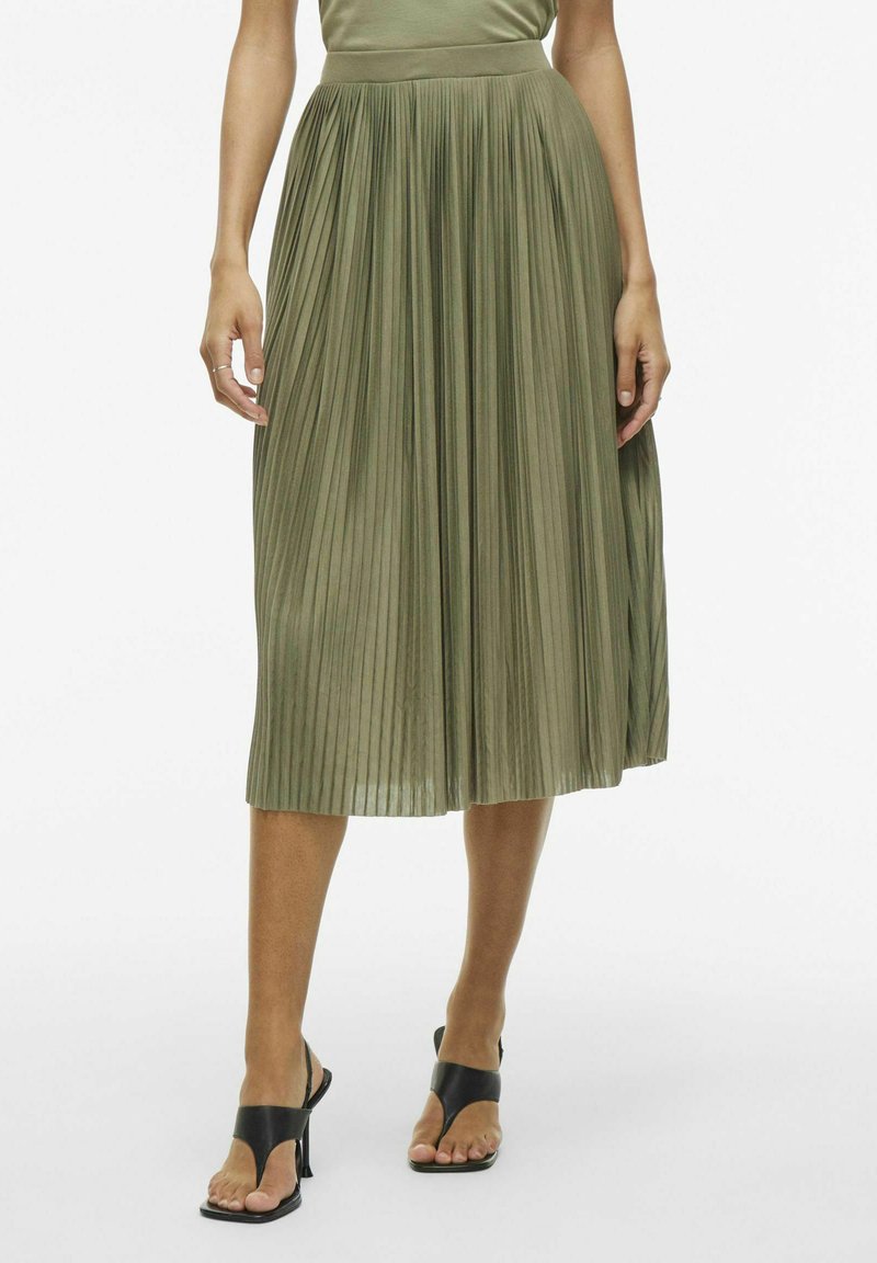 Gonna midi plissettata verde oliva con vita aderente, realizzata in un materiale liscio. Presenta pieghe verticali e un design fluido.
