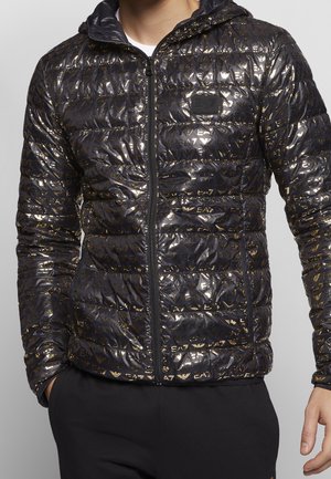 Schwarze Daunenjacke mit glänzender Oberfläche, ausgestattet mit goldenen EA7-Logo-Mustern, einem Reißverschluss vorne und einer Kapuze. Texturiertes und gestepptes Design.