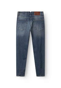Jeans din denim albastru cu o formă ajustată, având un petic din piele la talie în spate, cinci buzunare și o ușoară decolorare pe material.
