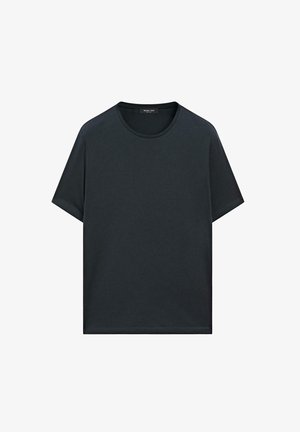 Sort kortærmet t-shirt lavet af blødt bomuld med rund halsudskæring og en afslappet pasform. Glat tekstur, ingen synlige mønstre eller grafik.