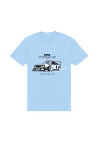 Světle modré bavlněné tričko s detailním černým grafickým potiskem závodního auta, s textem „RAPID AIRFIELD TRACK STAR“ nahoře a „Stadium Raceway, 1983“ dole.