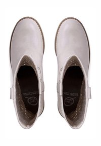 Stivaletti alla caviglia in pelle bianca con motivi decorativi traforati, punta arrotondata e tacco basso con una texture liscia.