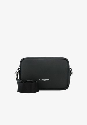 Sac bandoulière en cuir noir avec une surface texturée, fermeture zippée, quincaillerie argentée et une bandoulière marquée du logo "LANCASTER PARIS".