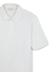 Weißes Polohemd aus strukturiertem Stoff mit spitzem Kragen, knöpfbarem Ausschnitt mit drei Knöpfen und kurzen Ärmeln. Markenlabel am Kragen sichtbar.