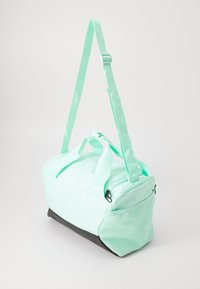Bolsa de gimnasio verde menta con dos asas y correa de hombro ajustable, tejido texturizado, cierre con cremallera y parte inferior gris oscuro contrastante.