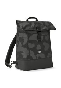 Batoh z čiernej tkaniny so soft abstractovým vzorom, so sklopným vrchom na pracky, sieťovanými ramennými popruhmi a pevným čiernym dnom.