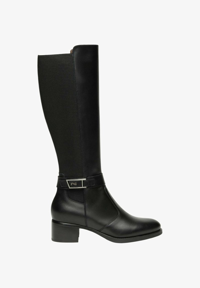 Stivali neri al ginocchio con una finitura in pelle liscia, pannelli elastici laterali e tacco a blocco. Include un accento metallico vicino alla caviglia.