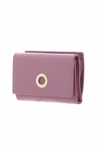 Portefeuille en cuir rose à finition texturée, orné d'un élément circulaire en métal doré, avec un design à trois volets. Comprend plusieurs emplacements pour cartes et un compartiment central.