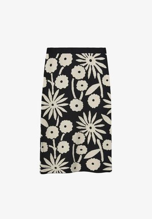 Falda negra con un patrón floral en blanco que presenta grandes flores y hojas. Hecha de una tela tejida, tiene una silueta recta y un diseño de longitud media.