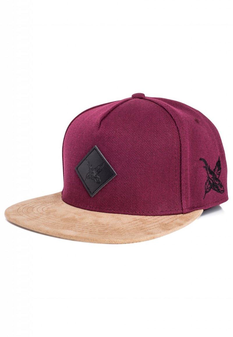 Bordeauxpet met een platte beige rand. Bevat een zwartleren diamanten patch en gedetailleerde borduursels aan de zijkant. Getextureerde stof.