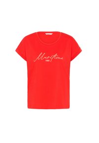 Tricou roșu din bumbac cu guler rotund și mâneci scurte răsucite. Prezintă litere aurii care spun "Vibe-uri maritime", expuse proeminent.