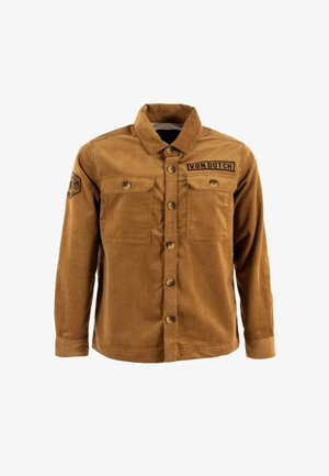 Chaqueta de pana marrón con botón en el frente, dos bolsillos en el pecho y un logo en el lado izquierdo. Presenta un cuello y mangas largas.